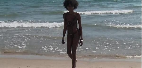 Lily, belle black baisée en bondage sur une plage naturiste [Full Video]